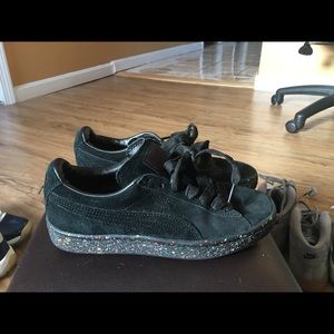 Suede speckled pumas